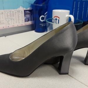 Stuart Weitzman Gray silk upper Block heals Size 6